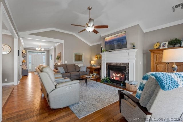 903 E 10th Street, Grove, OK 74344