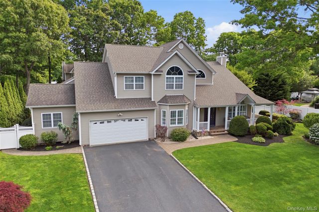 10 Cayla Lane, Port Jefferson, NY 11776