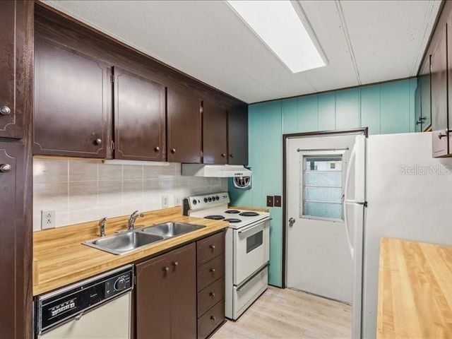 31227 TEMPLE AVENUE, Tavares, FL 32778