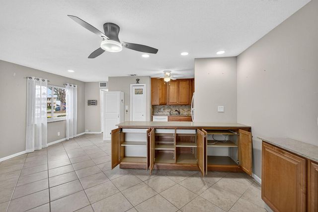 221 Coventry J, West Palm Beach, FL 33417
