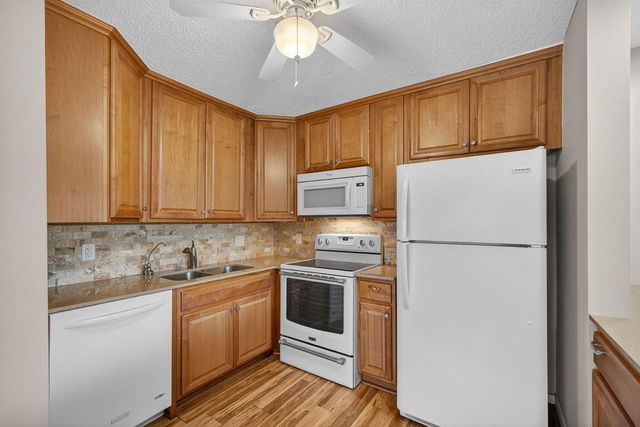 221 Coventry J, West Palm Beach, FL 33417