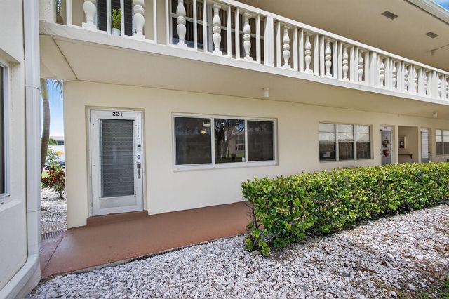 221 Coventry J, West Palm Beach, FL 33417