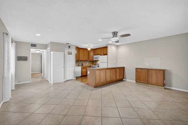 221 Coventry J, West Palm Beach, FL 33417