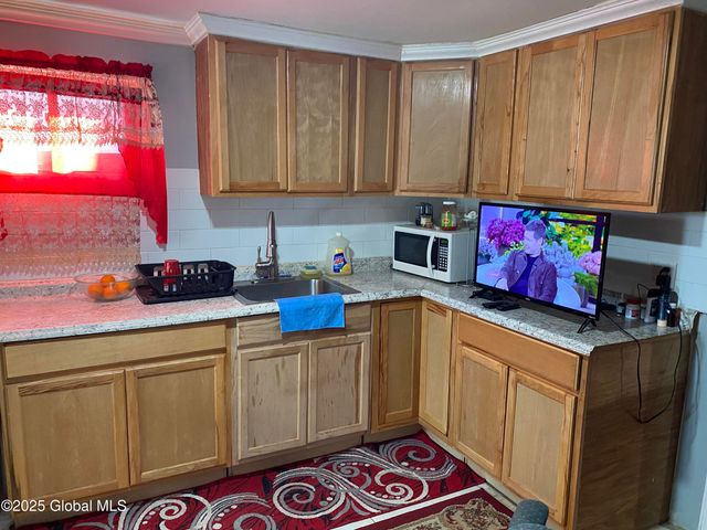 1011 McClyman Street, Schenectady, NY 12307