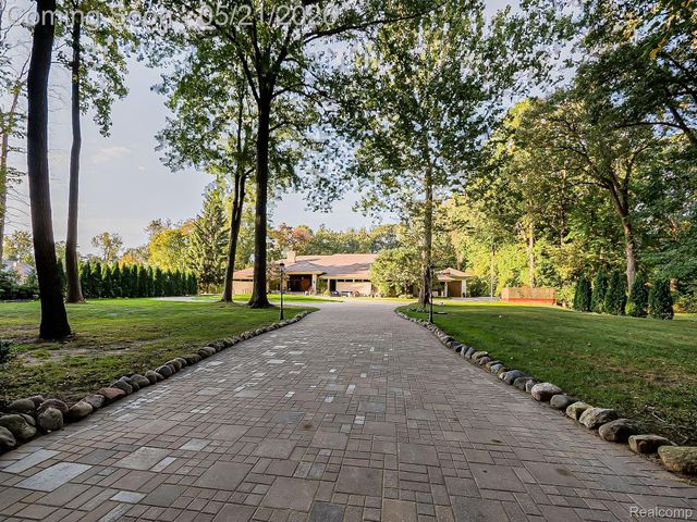 17477 IRIS Circle, Clinton Charter Township, MI 48036