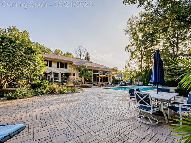 17477 IRIS Circle, Clinton Charter Township, MI 48036