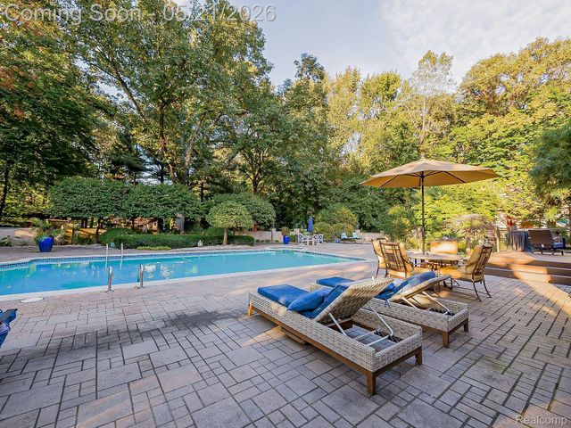 17477 IRIS Circle, Clinton Charter Township, MI 48036