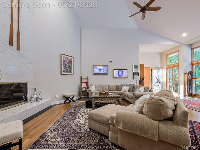 17477 IRIS Circle, Clinton Charter Township, MI 48036