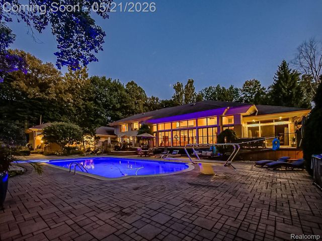 17477 IRIS Circle, Clinton Charter Township, MI 48036