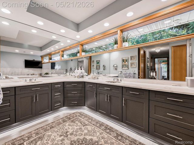 17477 IRIS Circle, Clinton Charter Township, MI 48036