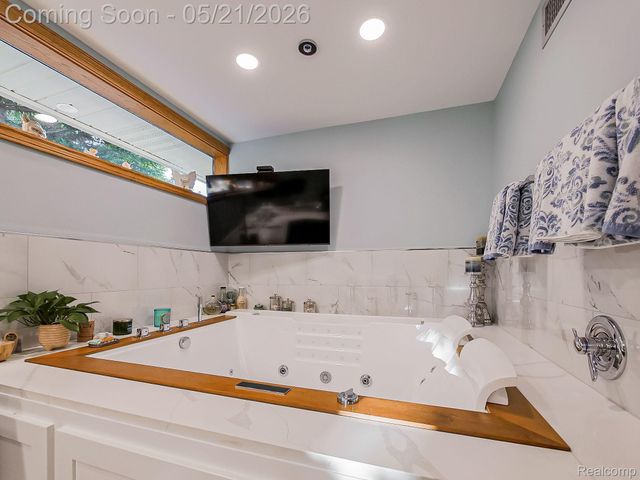 17477 IRIS Circle, Clinton Charter Township, MI 48036