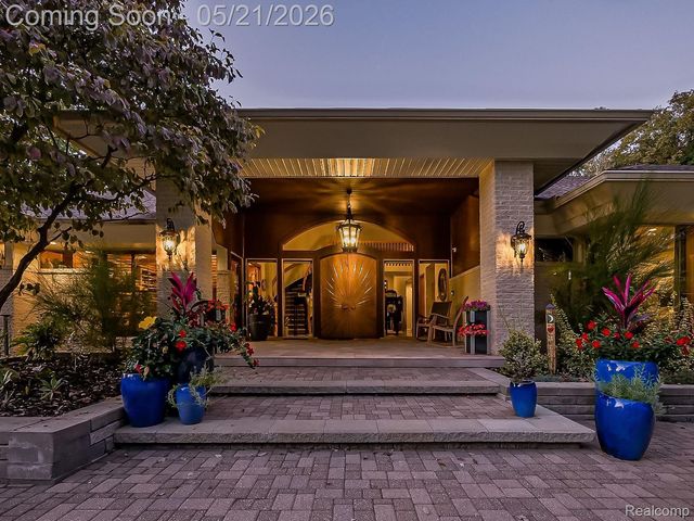 17477 IRIS Circle, Clinton Charter Township, MI 48036
