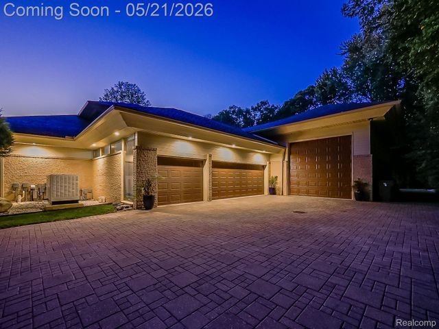 17477 IRIS Circle, Clinton Charter Township, MI 48036