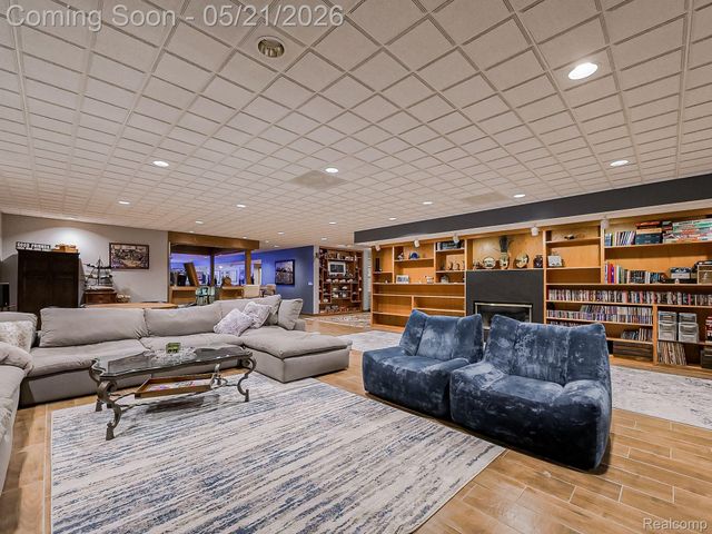 17477 IRIS Circle, Clinton Charter Township, MI 48036