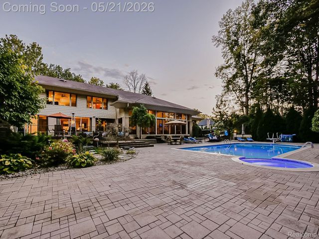 17477 IRIS Circle, Clinton Charter Township, MI 48036