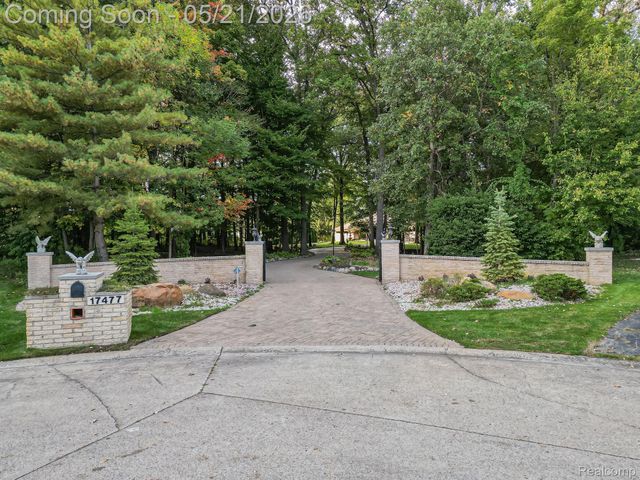 17477 IRIS Circle, Clinton Charter Township, MI 48036
