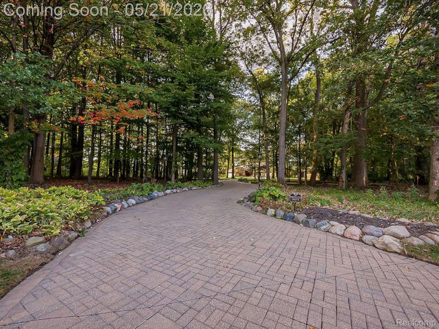 17477 IRIS Circle, Clinton Charter Township, MI 48036