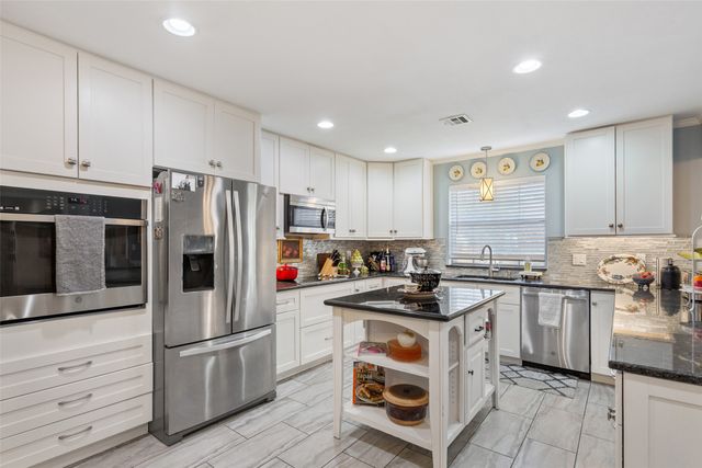 409 Shadow Mountain Drive, Woodway, TX 76712