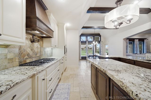 6302 N Twin Creeks Drive, Owasso, OK 74055