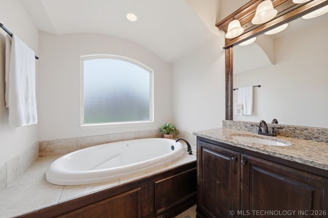 6302 N Twin Creeks Drive, Owasso, OK 74055