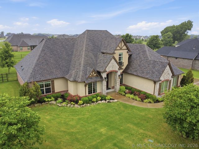 6302 N Twin Creeks Drive, Owasso, OK 74055