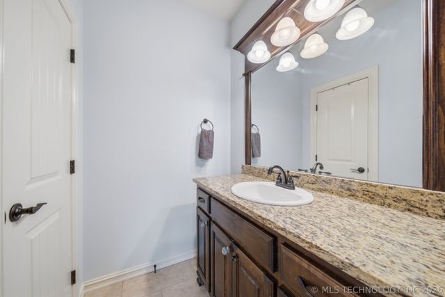 6302 N Twin Creeks Drive, Owasso, OK 74055