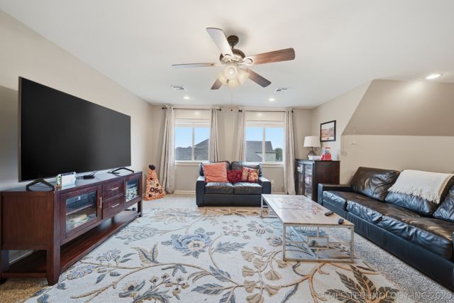 6302 N Twin Creeks Drive, Owasso, OK 74055