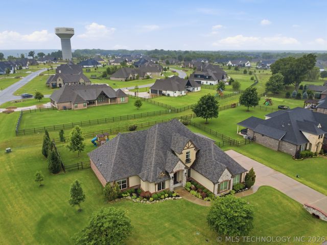 6302 N Twin Creeks Drive, Owasso, OK 74055