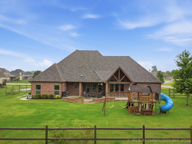 6302 N Twin Creeks Drive, Owasso, OK 74055
