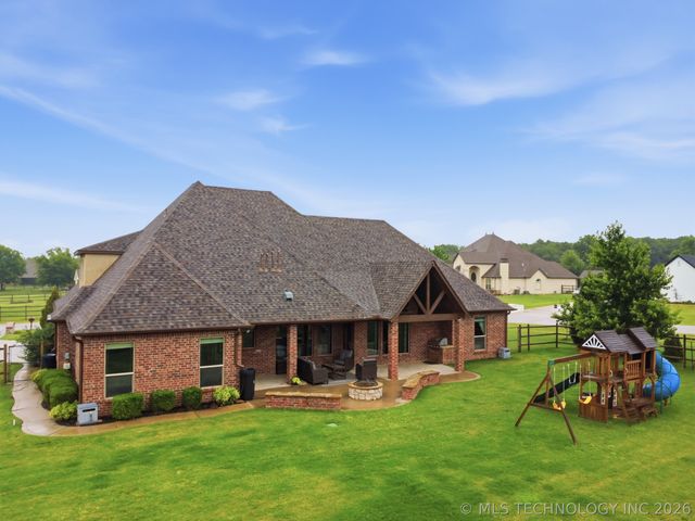 6302 N Twin Creeks Drive, Owasso, OK 74055