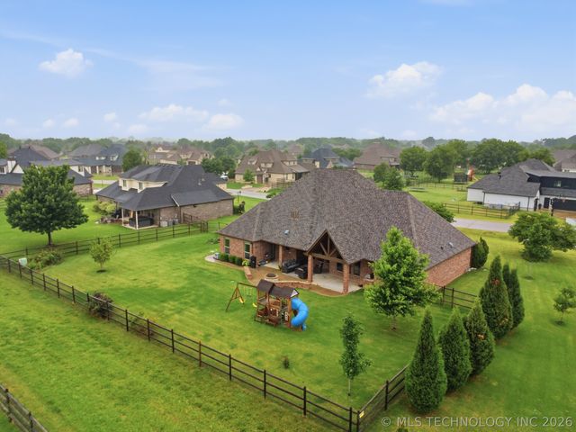 6302 N Twin Creeks Drive, Owasso, OK 74055