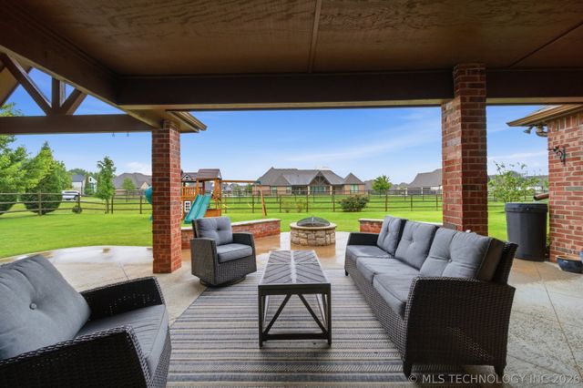 6302 N Twin Creeks Drive, Owasso, OK 74055