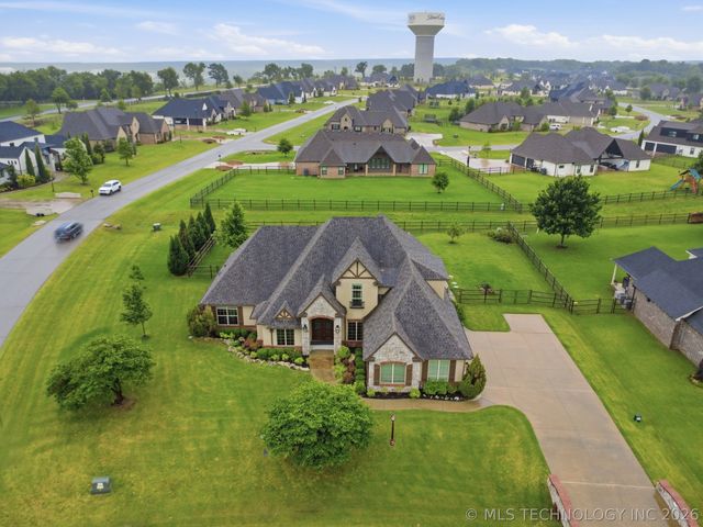 6302 N Twin Creeks Drive, Owasso, OK 74055