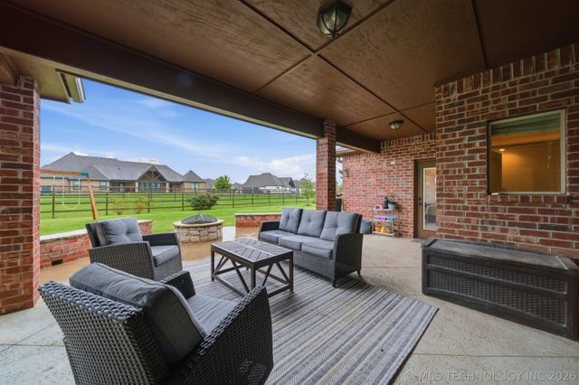 6302 N Twin Creeks Drive, Owasso, OK 74055