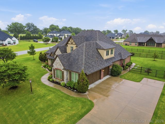 6302 N Twin Creeks Drive, Owasso, OK 74055