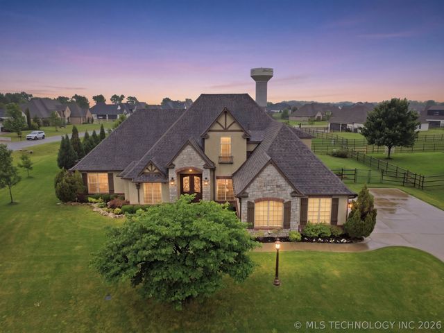 6302 N Twin Creeks Drive, Owasso, OK 74055