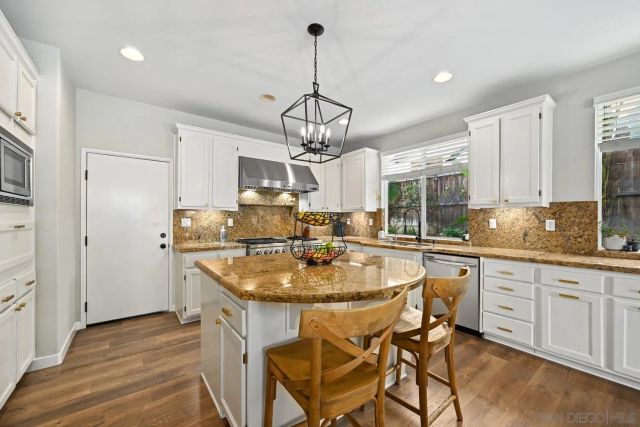 3231 Canyon View Dr, Oceanside, CA 92058