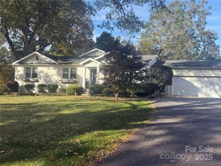 1251 10th Street NW, Hickory, NC 28601