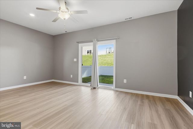 129 PADDINGTON ST, Falling Waters, WV 25419