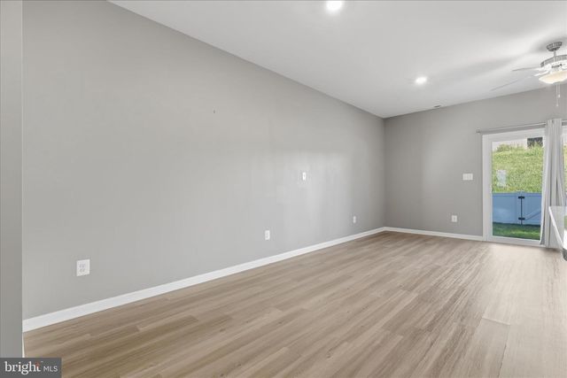 129 PADDINGTON ST, Falling Waters, WV 25419