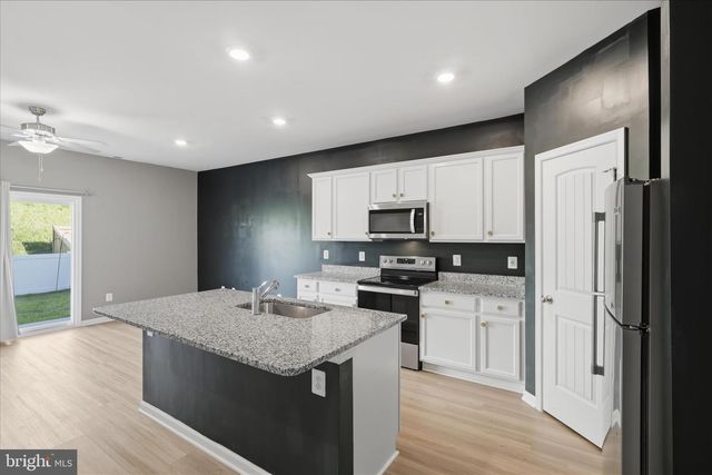 129 PADDINGTON ST, Falling Waters, WV 25419