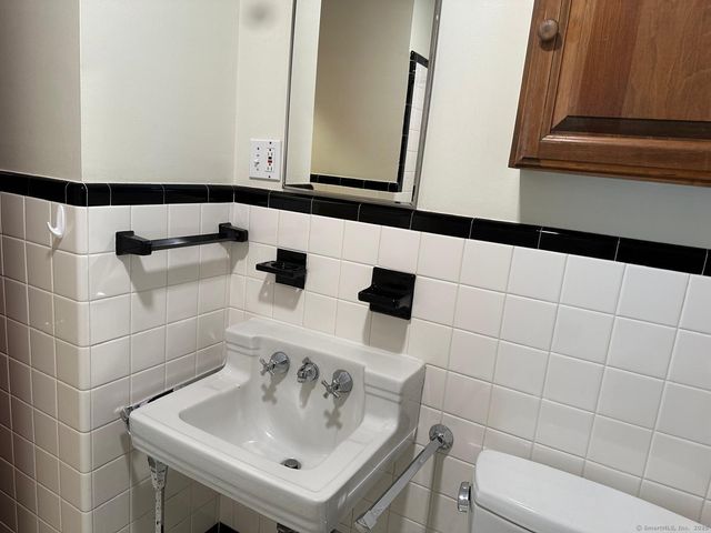 28 North Avenue, North Haven, CT 06473