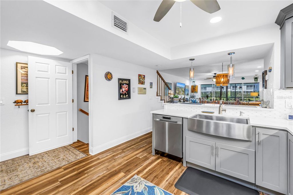 Image 11 of property listing at 9948 INDIAN KEY TRAIL 17, Seminole, FL 33776