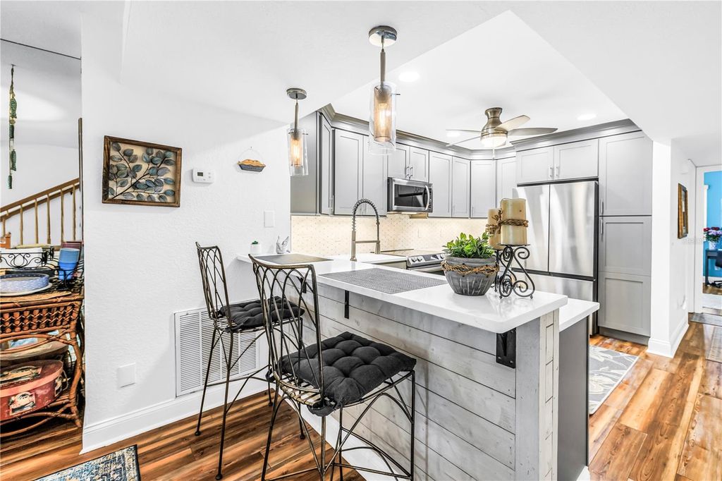 Image 12 of property listing at 9948 INDIAN KEY TRAIL 17, Seminole, FL 33776