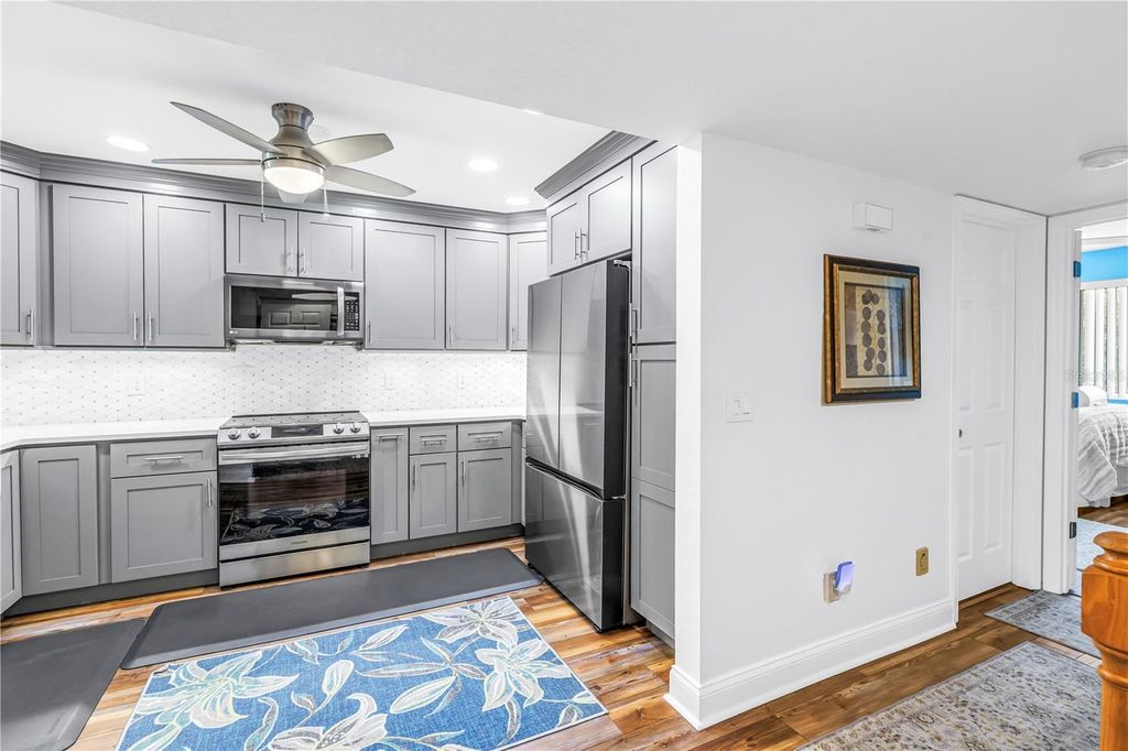 Image 7 of property listing at 9948 INDIAN KEY TRAIL 17, Seminole, FL 33776