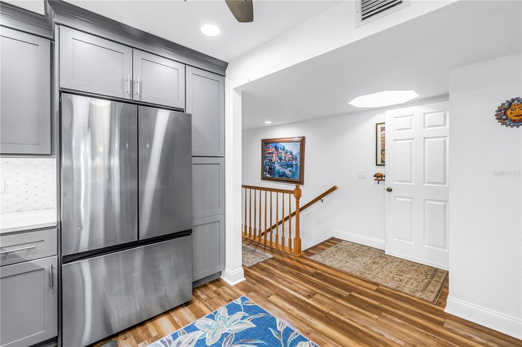 Image 10 of property listing at 9948 INDIAN KEY TRAIL 17, Seminole, FL 33776