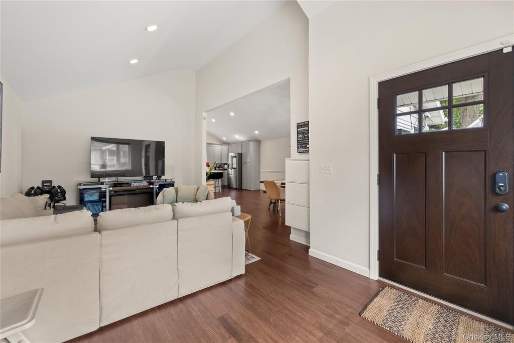 5 Charles Court, Lake Ronkonkoma, NY 11779 — photo 2