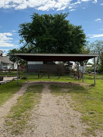 280 W 4th Street, Crawford, TX 76638