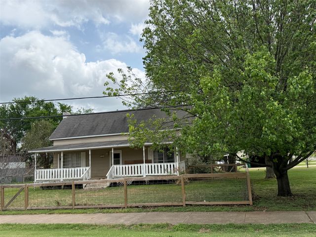 280 W 4th Street, Crawford, TX 76638