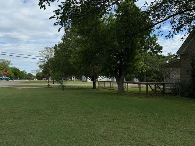 280 W 4th Street, Crawford, TX 76638